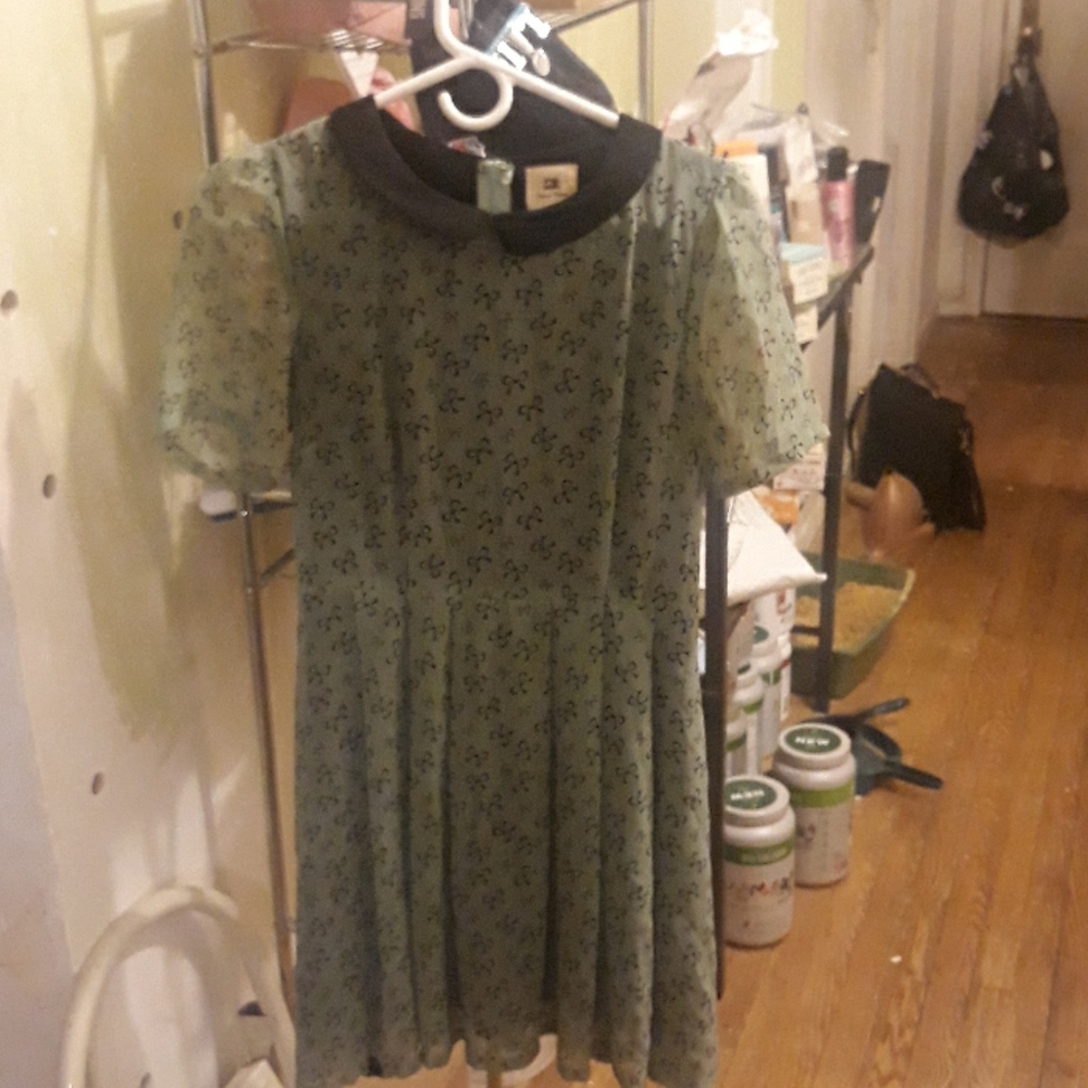 Cute Peter-Pan collar dress with bow print!